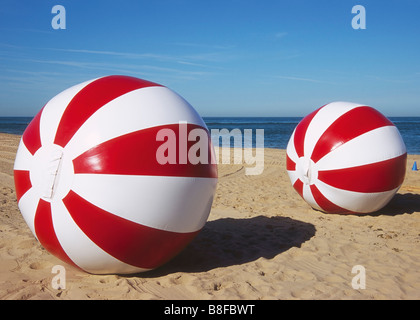 Deux ballons de plage at beach Banque D'Images