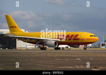 DHL Transport Aérien Européen - Manger Airbus A300B4-103(F) circule pour le départ à l'aéroport de Londres Heathrow, Royaume-Uni Banque D'Images