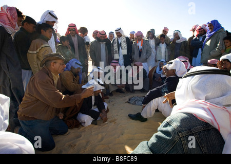 Un groupe d'hommes bédouins organise la conférence annuelle de l'avant course de chameaux en Egypte Banque D'Images