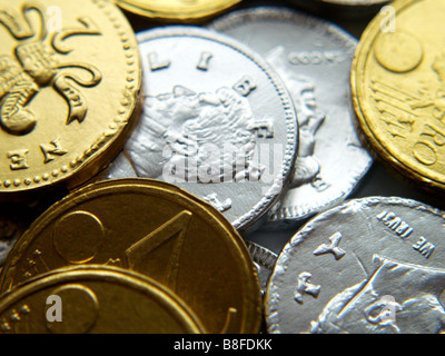 Close up de pièces en chocolat emballés dans une feuille d'or et d'argent. Banque D'Images