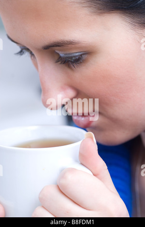 Close up of a woman drinking tea Banque D'Images