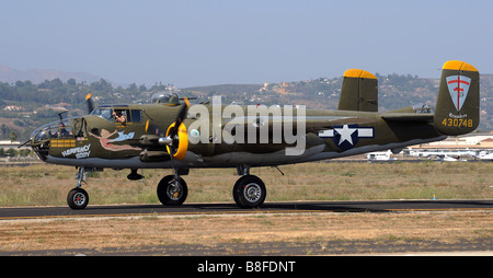 Un bombardier bimoteur Mitchell B-25 "corps céleste", le numéro de série 430748, taxi à la position de décollage au spectacle aérien de Camarillo Banque D'Images