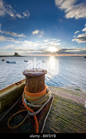 Une vue sur Château de Lindisfarne à partir de la jetée du port de l'Île, sainte, Northumbria, UK Banque D'Images