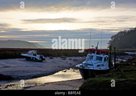 Bateaux de pêche au lever du soleil sur l'estuaire du Taf à Laugharne dans l'ouest du pays de Galles Banque D'Images