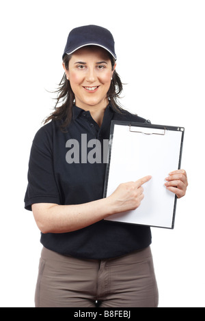 A smiling woman courier points à presse-papiers blanc isolé sur fond blanc Banque D'Images