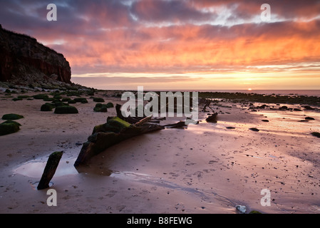 Le naufrage de la coque de l'hôtel Sheraton construit en 1908 et capturé au coucher du soleil sur la côte nord du comté de Norfolk à Old Hunstanton. Banque D'Images