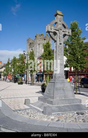 Croix celtique en pierre de la rue principale de comté de Tipperary Cashel Banque D'Images