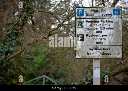 Très sale street sign donnant des détails sur les restrictions de stationnement, dans le London Borough of Richmond upon Thames, Surrey, Angleterre Banque D'Images