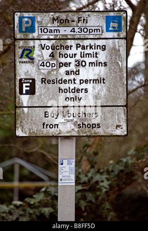 Très sale street sign donnant des détails sur les restrictions de stationnement, dans le London Borough of Richmond upon Thames, Surrey, Angleterre Banque D'Images