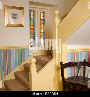 UK. Une maison de l'intérieur, vitraux colorés galass fonction fenêtre. Banque D'Images