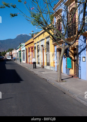 Maisons de couleur vive sur la Calle Reforma qui se termine par une vista de la Sierra Madre del Sur les montagnes qui entourent l'Oaxaca Banque D'Images