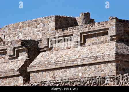 La décoration typique en pierre géométrique zapotèque dans les ruines archéologiques de l'ancienne ville de zapotèque Monte Alban, Oaxaca Banque D'Images
