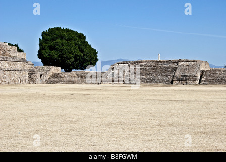 Voir l'est à l'immeuble II sur la grande place des fouilles archéologiques de l'ancienne ville zapotèque de Monte Alban, Oaxaca, Mexique Banque D'Images