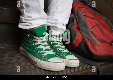 Close up of green high top sneakers portés par adolescent Banque D'Images