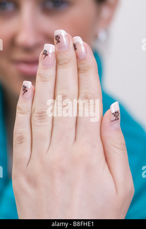 Close up of a woman's hand avec les ongles peints Banque D'Images