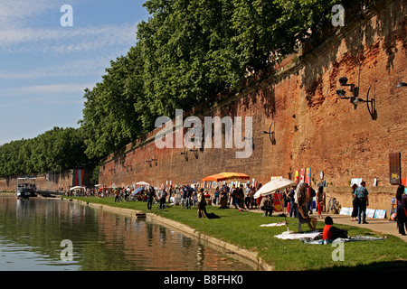 L'exposition d'art contemporain et du marché, la Garonne Exposer, qui aura lieu sur les rives de la Garonne à Toulouse. Banque D'Images