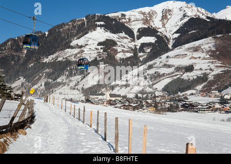 Winterwanderweg effacée sentier de marche sous télécabine de ski alpin dans la neige d'hiver. Rauris Rauriser Sonnen Valley Autriche Banque D'Images