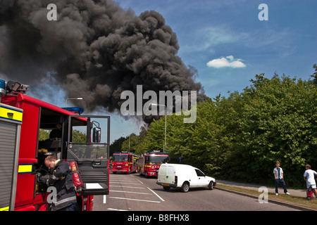 Le feu sur un camion depot awsworth Bretagne Angleterre près d'ikea et j26 de l'autoroute m1 Banque D'Images