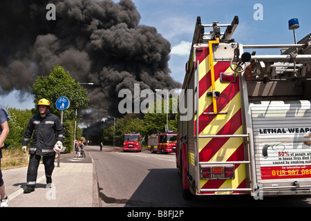 Le feu sur un camion depot awsworth Bretagne Angleterre près d'ikea et j26 de l'autoroute m1 Banque D'Images