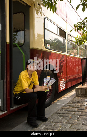 Attend de l'employé pour les clients sur les marches de la Big Bus, Vieille Ville, Philadelphie, Pennsylvanie. Banque D'Images