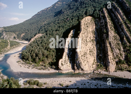 La rivière Ara, à proximité et Schlossberg Hotel Ainsa dans les contreforts des Pyrénées Aragonaises au nord est de l'Espagne Banque D'Images