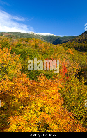 La couleur des feuilles d'automne avec de la neige sur le mont Lafayette et les montagnes Blanches du New Hampshire USA Banque D'Images