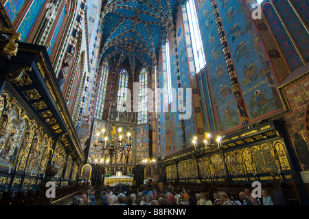 Pologne Cracovie intérieur de l'Église Mariacki avec retable de Wit Stwosz Banque D'Images