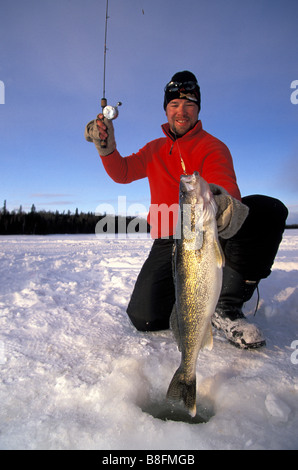 Man Ice fishing le doré jaune Banque D'Images