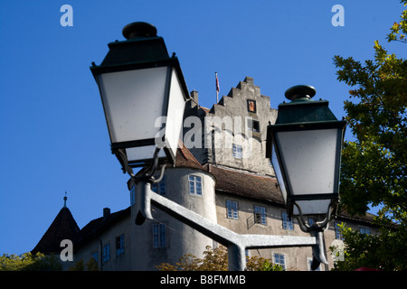Les lanternes dans la vieille ville de Meersburg avec château derrière, le lac de Constance Bodensee, Allemagne,. Banque D'Images