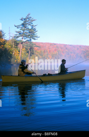 Les pêcheurs à la pataugeoire pour enfants petit lac intérieur en automne Septembre Banque D'Images