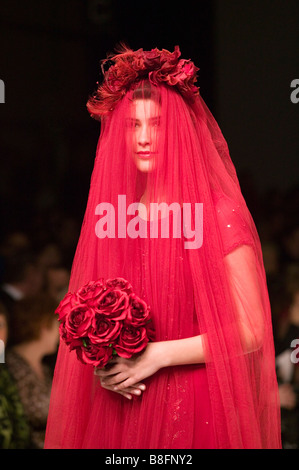 London Fashion Week - février 2009. Le port d'un modèle de robe de mariage rouge par créateur Caroline Charles Banque D'Images