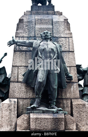 Figure paysanne brisant son obligations sur côté nord de Grunwald Monument. Cracovie, Pologne Banque D'Images