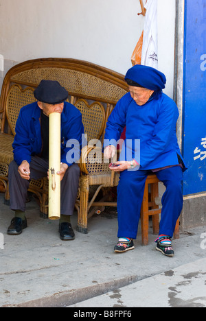 L'Asie, Chine, Province du Yunnan, Yuanyang. Vieux couple à Xinjie (vieux Yuanyang). Femme a lié les pieds. Banque D'Images