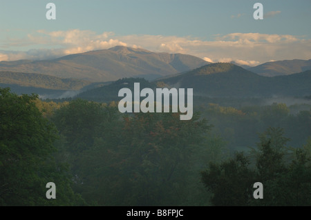 Le mont Washington 6288 ft vu de Intervale NH pendant le lever du soleil au brouillard couché dans la vallée Banque D'Images