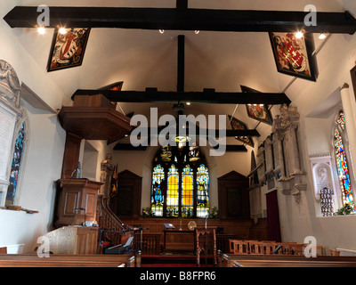 Intérieur de l'église St Lawrence avec murs blanchis à la chaux, poutres en bois et chaire en bois incrusté Morden Surrey Angleterre Banque D'Images