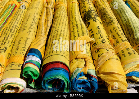 Roulé les drapeaux de prières. Tibet Banque D'Images