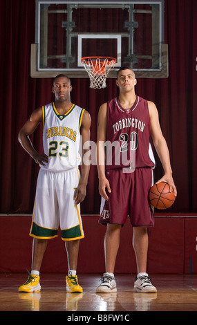 Deux joueurs de basket-ball, les deux presque sept pieds de haut dans le Connecticut, USA Banque D'Images