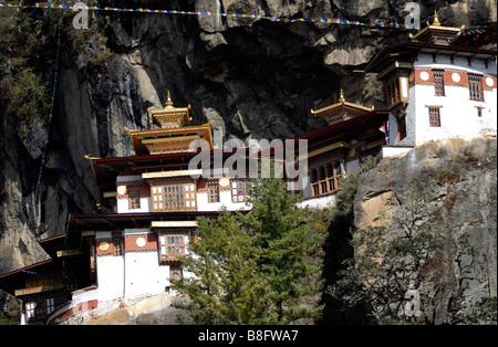 Paro Taktsang Goemba, monastère, savoir que les tigres Nest est perché à mi-flanc de montagne falaise. Banque D'Images