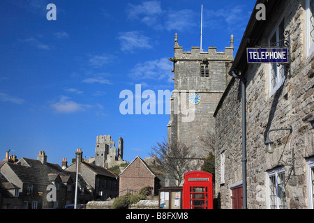 Eglise de Saint Edward et téléphone rouge fort village Corfe Castle Dorset Angleterre Banque D'Images