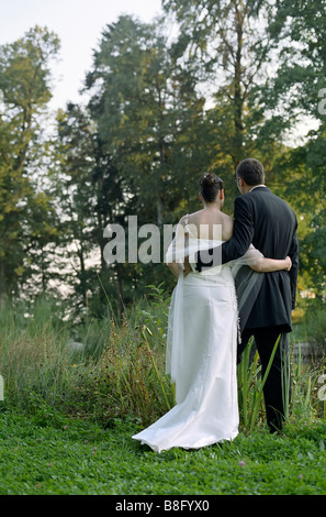 Couples nuptiales à un lac - Idyll - Harmonie - Mariage Banque D'Images