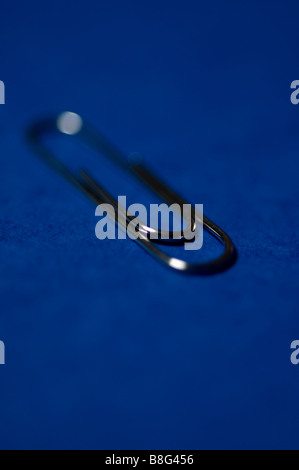 Un document du bureau clip sur un fond bleu. Banque D'Images