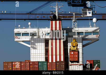 Chargement de conteneurs sur un navire, port de Felixstowe, Suffolk, UK. Banque D'Images