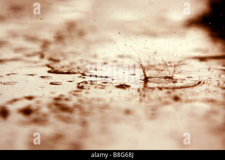 Goutte de pluie qui tombe sur la rue Banque D'Images