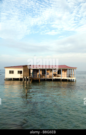 Restaurant sur pilotis dans la mer des Caraïbes, le Nicaragua après la tempête détruit la structure du pont à l'accès Banque D'Images