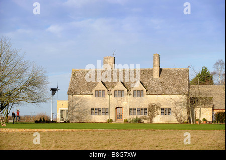 Un corps de ferme rénové dans l'OXFORDSHIRE CONVERTI EN UNE MAISON ÉCONERGÉTIQUE AVEC UNE ÉOLIENNE ET SOURCE DE MASSE CHAUFFAGE UK Banque D'Images