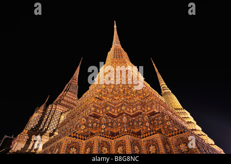 Chedis de nuit dans les locaux du temple de Wat Pho à Bangkok, Thaïlande Banque D'Images