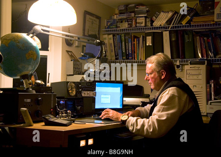 L'opérateur de radio-amateur dans sa radio shack situé à Shelton Washington USA MR Banque D'Images