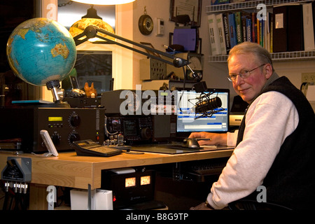 L'opérateur de radio-amateur dans sa radio shack situé à Shelton Washington USA MR Banque D'Images