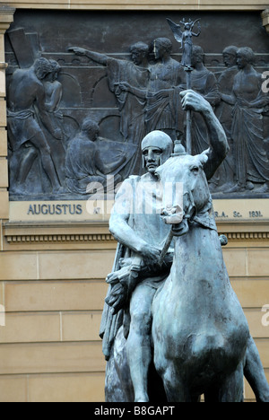 Les offrandes de la guerre, une sculpture par Gilbert Bayes, l'extérieur de la galerie d'Art de Nouvelle-Galles du Sud. Le domaine, Sydney, Australie Banque D'Images