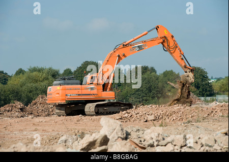 Doosan DX340 Orange excavatrice à chenilles de travailler sur un chantier en Angleterre Banque D'Images